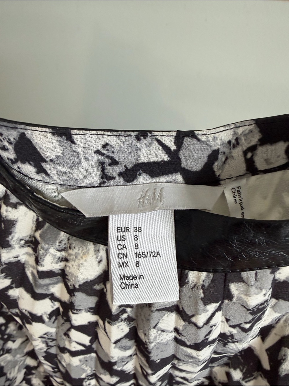 H&M Black and Gray Mini Accordian Pleated Skirt Size 8 - Picture 4 of 4